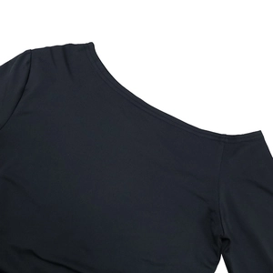 Gros plan détaillé du décolleté asymétrique noir avec texture de tissu plissé chic