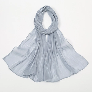 Detailaufnahme eines leichten grauen Schals aus glänzendem Chiffon mit elegantem Knoten