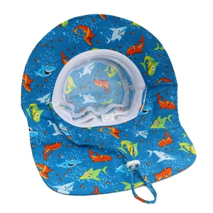 Détail chapeau soleil enfant avec motif requin, protège-nuque et étiquette de taille