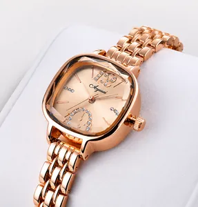 Gros plan d'une montre carrée or rose avec guichet de calendrier et bracelet en métal
