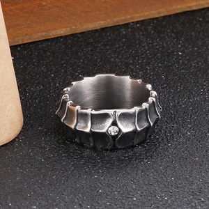 Punk style dragon scale stainless steel ring for men featuring a center clear zircon