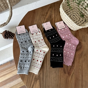 Vue à plat de quatre paires de chaussettes en tricot à motifs de cœurs, couleurs variées