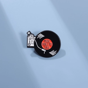 Pin's en émail disque vinyle rétro avec texte Music Heals My Soul sur fond bleu clair