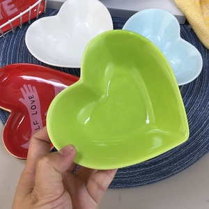 Irregular heart-shaped ceramic dessert bowls in assorted pastel colors for home use