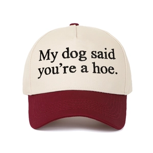 Détail de la broderie My Dog Said You're a Hoe sur la casquette crème et bordeaux