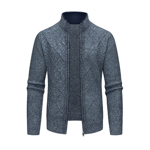 Detailansicht des Rautenstrickmusters und Stehkragens dieser blauen Herren-Strickjacke