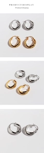 Details von gedrehten Doppel-Creolen in Gold und Silber mit praktischem Federverschluss