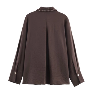 Camicia in raso marrone scuro da donna con piega posteriore e trama di alta qualità