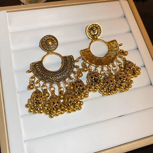 Detailansicht der goldenen Vintage-Ohrringe in Fächerform mit kleinen Glöckchen