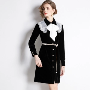 Eleganzes schwarzes Samtkleid mit weißem Spitzenkragen und Perlenkette als Gürtel