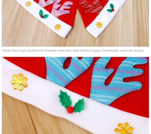 Detail einer handgefertigten Weihnachtsmütze mit Samt und bunten Rentiergeweihen