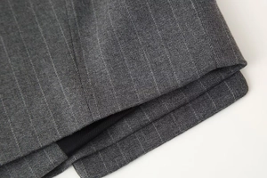 Gros plan de la texture du tissu rayé gris foncé et détails de couture pour costumes