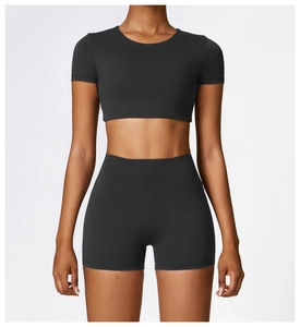 Détails d'un ensemble de yoga noir serré avec short taille haute et haut court de fitness