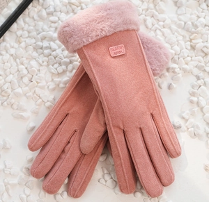Dettaglio dei guanti invernali rosa in finta pelle scamosciata con polsini in peluche