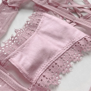 Culotte en dentelle rose avec doublure en coton montrant la texture de la dentelle