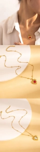 Détail macro du collier pendentif coeur avec texture de lave rouge et blanche polie