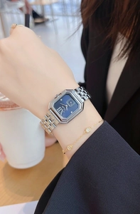 Détail de la montre femme carrée Scottie avec cadran bleu et bracelet bicolore