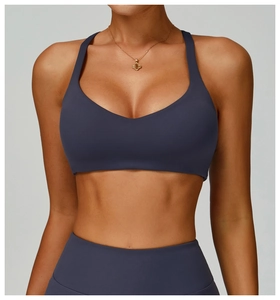 Detail von Sport-BH und Leggings-Set mit V-Ausschnitt und Racerback-Schnitt