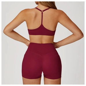 Détail du soutien-gorge de yoga bordeaux à dos en Y et short de fitness taille haute