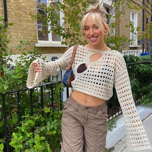Sexy crop top de punto de ganchillo beige para mujer con aberturas irregulares caladas