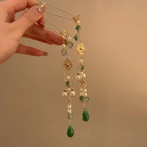 Pic à cheveux chinois avec perles blanches et pompons de jade vert sur monture dorée