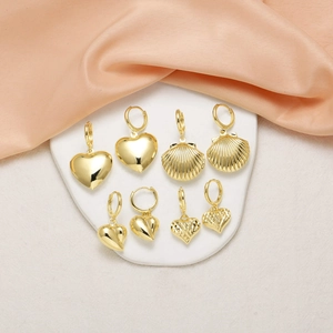 Set di orecchini a cuore e conchiglia placcati in oro 18 carati su vassoio bianco