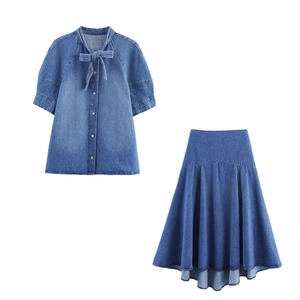 Zweiteiliges Denim-Set mit kurzärmeliger Bluse, Schleife und Faltenrock in Midi-Länge
