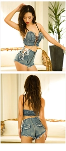 Dettaglio del set in denim blu con crop top stringato e pantaloncini sfrangiati sexy