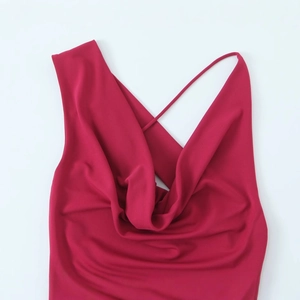 Elegante abito lungo rosso vino con scollo a cappuccio e spalline incrociate