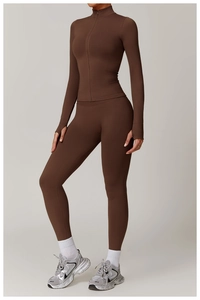 Detailansicht des braunen Yoga-Sets mit Stehkragen-Zip-Jacke und Leggings mit hoher Taille