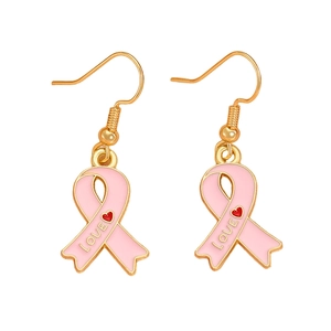 Detailansicht der Ohrringe mit rosa Schleifen, goldener LOVE-Schrift und Herz-Motiv