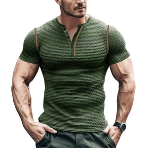 Détail du t-shirt Henley vert foncé en maille gaufrée avec col boutonné et liseré