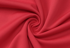 Makroaufnahme der roten Strickstoffstruktur mit Spiralfalten für Damen-Sommer-Strandkleider
