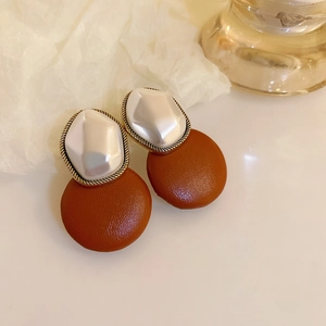 Retro brown leather heart earrings with faux pearl and gold twist detail for women