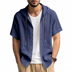 Detailopname van de marineblauwe linnen korte mouwen shirt met capuchon en stoftextuur