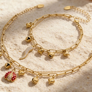 Bracelet double couche en acier doré 18k avec breloques coccinelle rouge et pendentifs cœur