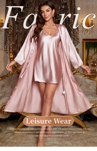 Détail d'un ensemble de lingerie en satin rose avec nuisette à col V et robe assortie