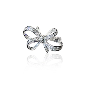 Bague nœud en argent avec zircons sertis et reflet sur fond blanc immaculé