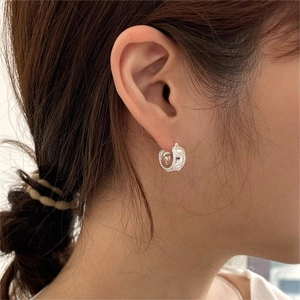 Minimalist 925 sterling silver hoop earrings with white pearls on a female model