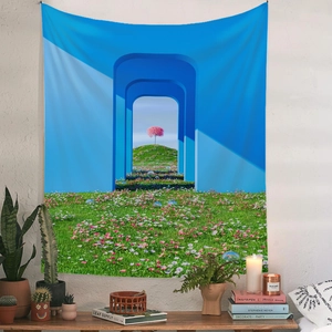 Tapisserie de paysage surréaliste moderne avec arches bleues et décor floral rose