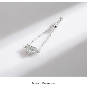 Detailed view of S925 silver bracelet with diamond-shaped charm and adjustable chain