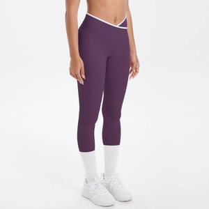 Détail du legging de yoga violet à taille haute avec ceinture contrastée croisée en V blanc