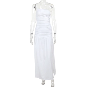 Détail de robe longue blanche à une épaule avec fronces et fente latérale haute
