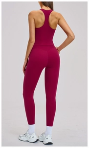 Vue arrière du débardeur de sport et legging taille haute en magenta foncé pour femme