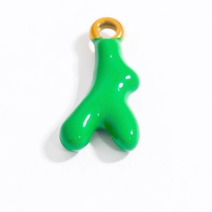 Dettaglio ciondolo corallo verde organico con asola dorata per collane e bracciali