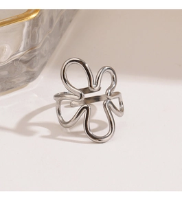 Détail macro d'une bague fleur évidée en argent au fini poli en acier inoxydable