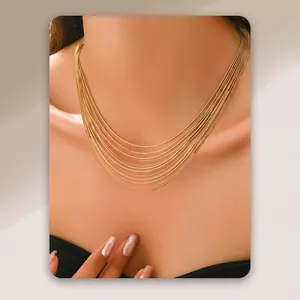 Elegante collana multistrato a catena di serpente dorata per un look di alta moda