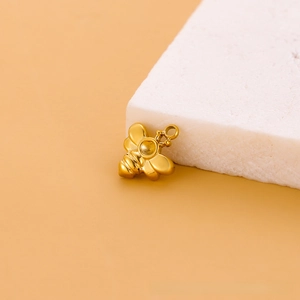 Vue détaillée d'un pendentif abeille doré avec finition miroir polie pour bijoux DIY
