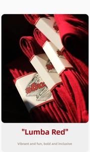 Gros plan sur la texture côtelée des chaussettes rouges en coton avec emballage