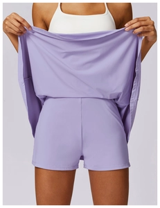 Détail d'une jupe-short mauve clair avec short intérieur intégré pour la protection UV